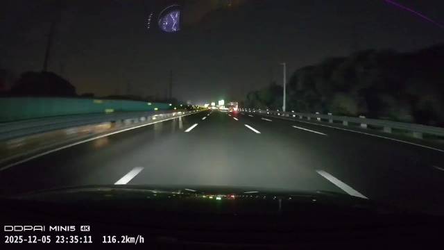 两车高速飙车时速超116公里