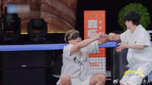 周深被郭艾伦拎衣领拖行，脖子勒红痕，直言给个痛快