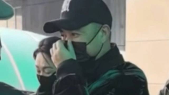 何晴追悼会上黑衣黑帽黑口罩男子究竟是谁