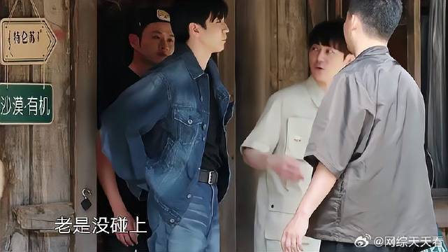 王俊凯生日和黄磊老爸同一天，何炅爆笑调侃：叫爸爸！