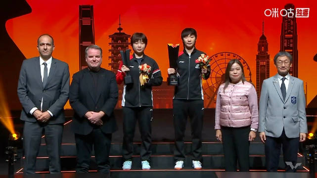 王曼昱颁奖被奖杯磕下巴，张本智和自拍合照遭礼花吓跳