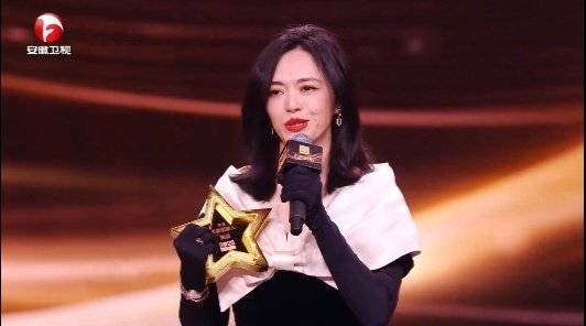 年度国剧人姚晨上台2025国剧盛典