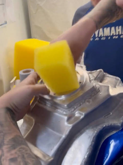 雅马哈赛车油箱泡沫功能解析，减少燃油晃动提升稳定性