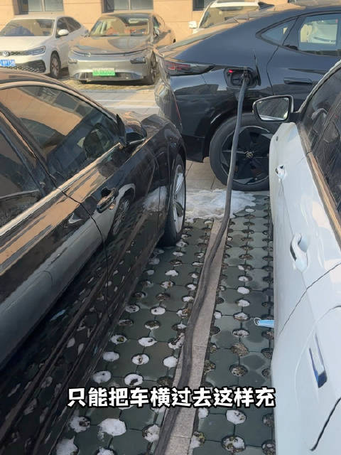 北京印刷学院油车占充电桩严重，充电车见缝插针