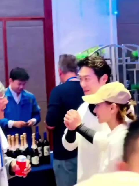 之前谣传俩个人离婚！结果窦骁何超莲一直很低调也很幸福！