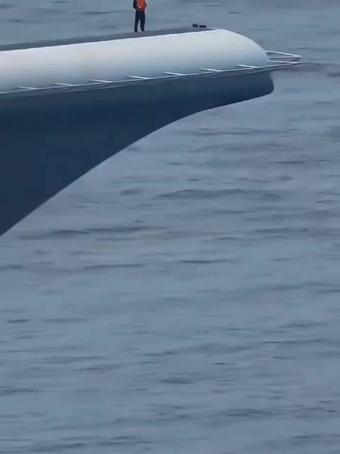 来感受一下钢铁巨兽踏浪而来满满的压迫感！