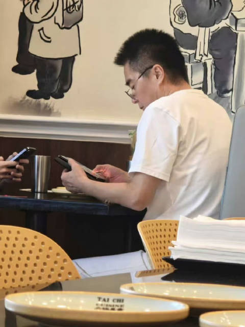 被指“无情”，许亚军现身何晴葬礼系误传，被多名网友偶遇在美国陪小儿子