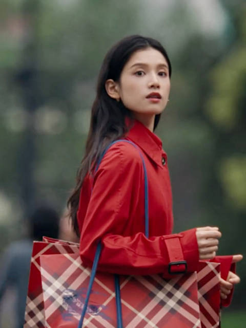 张婧仪BURBERRY 中国新年广告 这个红色风衣被张婧仪穿的好美 好适合