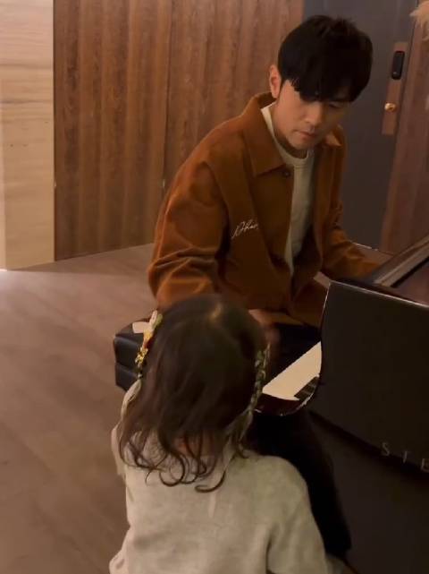 周杰伦给女儿弹钢琴，太幸福了！