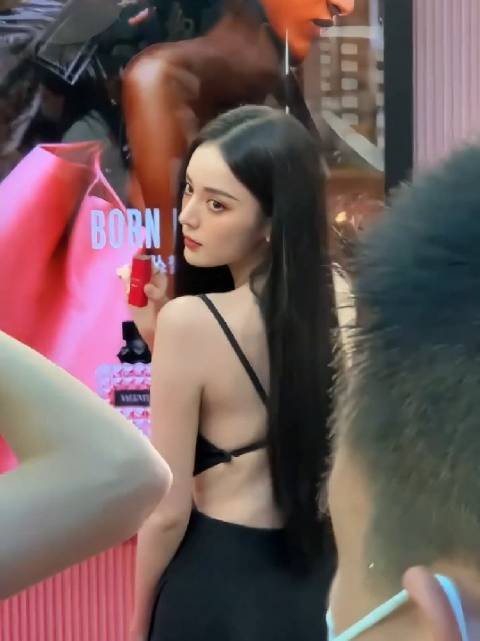 古力娜扎海南活动造型感受下，这颜值身材真的是太养眼了