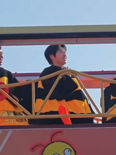 魏大勋车上热舞引粉丝尖叫，综艺名场面欢乐十足