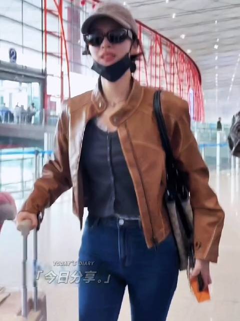 王楚然机场小跑赶机，皮衣牛仔裤造型干练时髦