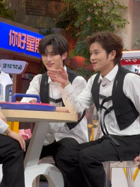 丁程鑫泼别人手起刀落超级猛，结果面对师兄王俊凯王源，小丁：我不敢泼