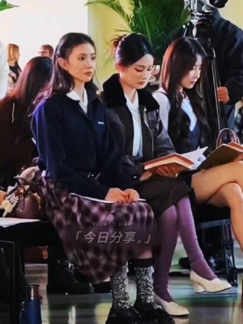 刘浩存李沁同框亮相，酒红蕾丝撞色紫袜黑白裙