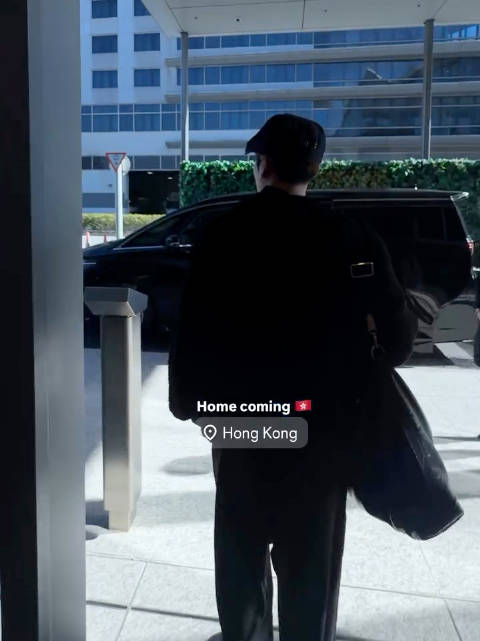 王嘉尔抵达香港，粉丝热情欢迎