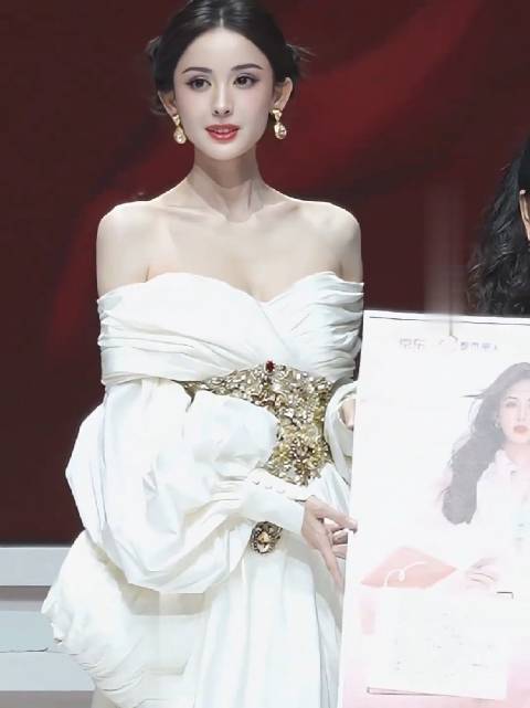 应该说，美若天仙这个词，就是形容像娜扎这样的女人的