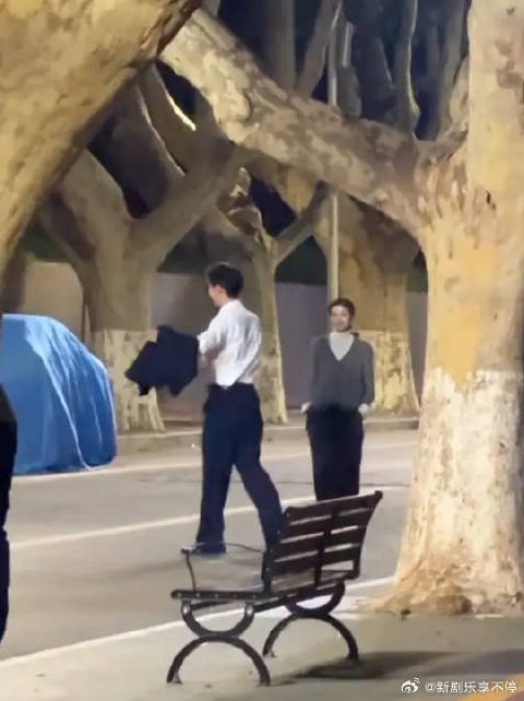 窦骁何超莲庆生合照曝光，好友分享幸福瞬间