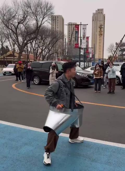 杨迪跳起仅及魏大勋膝盖引热议