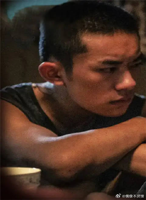 易烊千玺片场崩溃， 周冬雨险得抑郁症