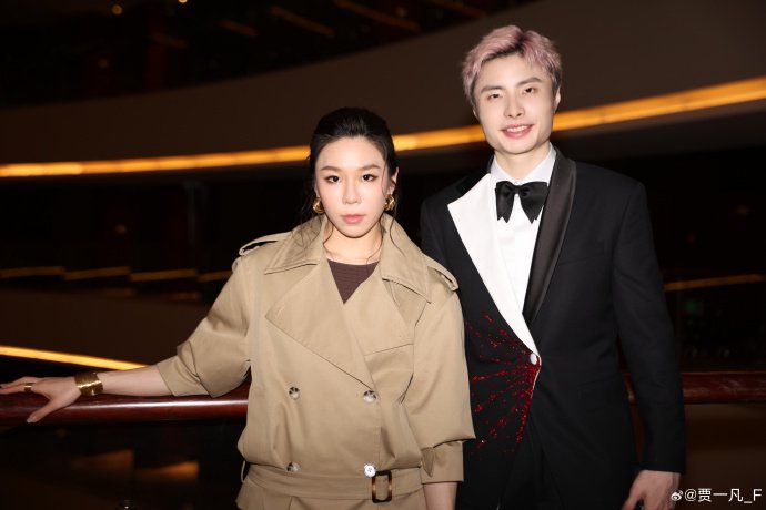 贾一凡石宇奇亮相羽联晚宴，晒照配文姐范儿哥味儿