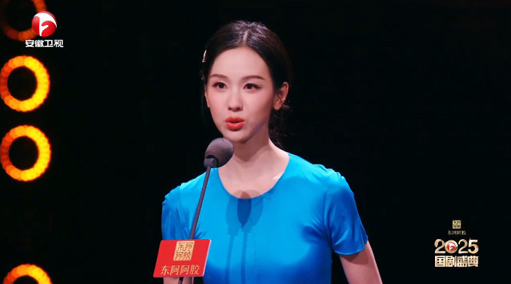 国剧引言人陈都灵朱亚文亮相国剧盛典内场CUT 第二套蓝色礼裙 优雅美丽