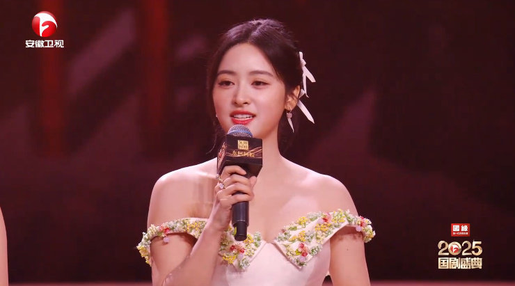 沈月国剧盛典穿第二套礼服亮相，谈首次出演年代剧感受