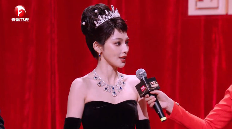 彭小苒国剧盛典红毯采访全程 彭小苒赫本风孔雀裙 好美