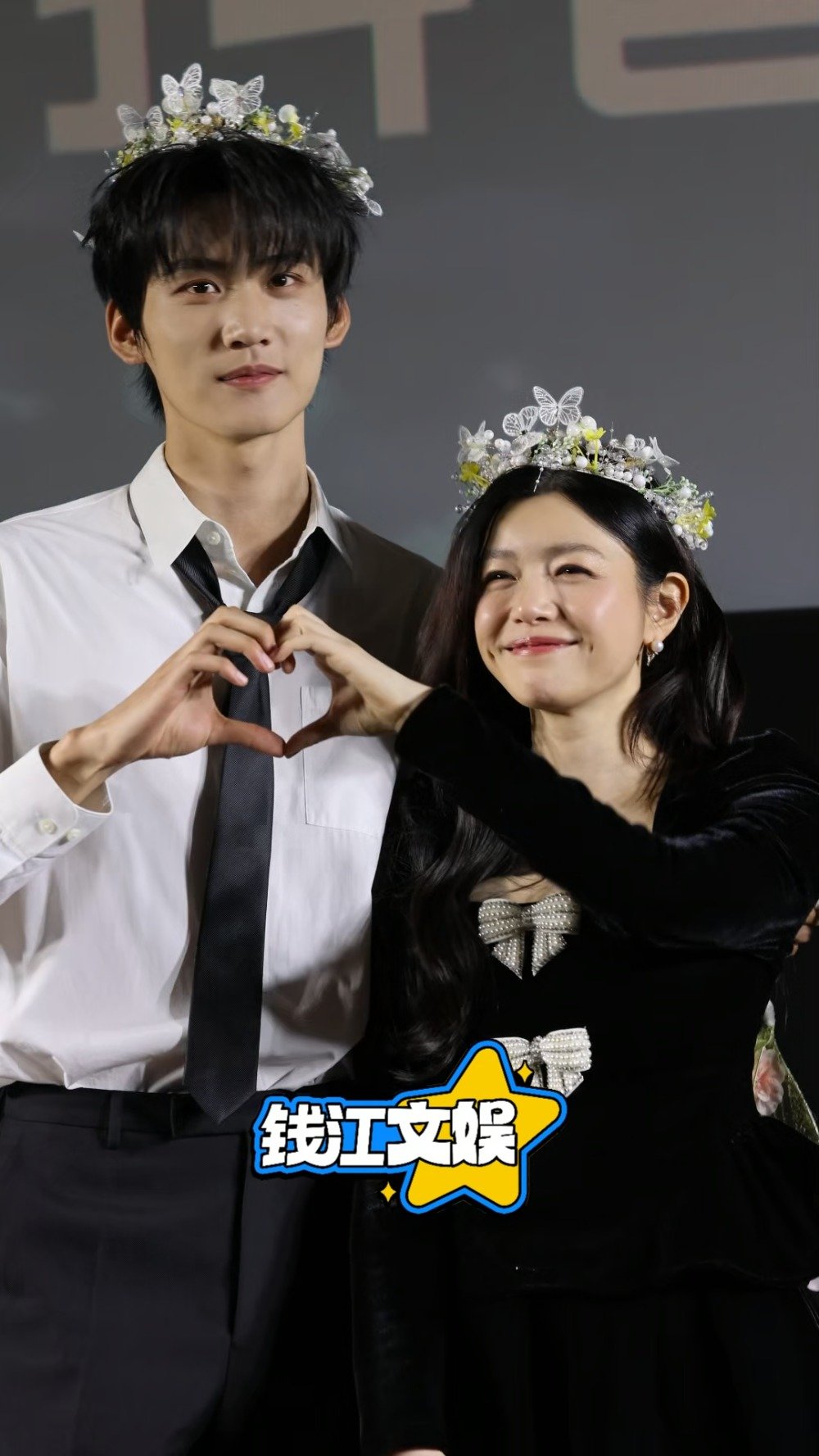 剧里剧外都撒糖 周柯宇和陈妍希比心害羞了