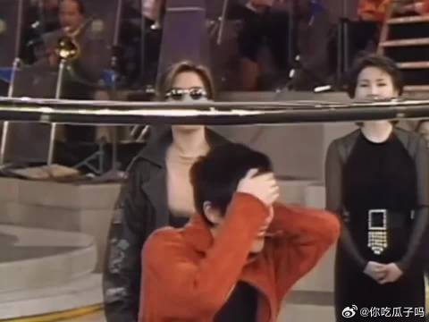 王菲梁朝伟跳竹竿舞，没人愿意再来一次，哈哈哈太可爱了