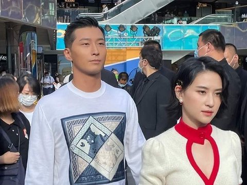 窦骁37岁生日，何超莲穿青蛙服辟谣离婚，细看合照糖点可不少？