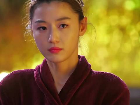 大明星告白后无疾而终，而她心爱的男人却在暗处用生命在守护她！