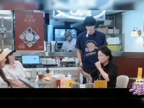 何赛飞老师真的又抽象又可爱 演什么像什么 看她化身搞笑女，完全放飞自我了