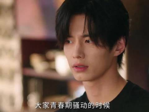 姜暮钥匙被靳朝所持尴尬逃离，三赖撞见其相助