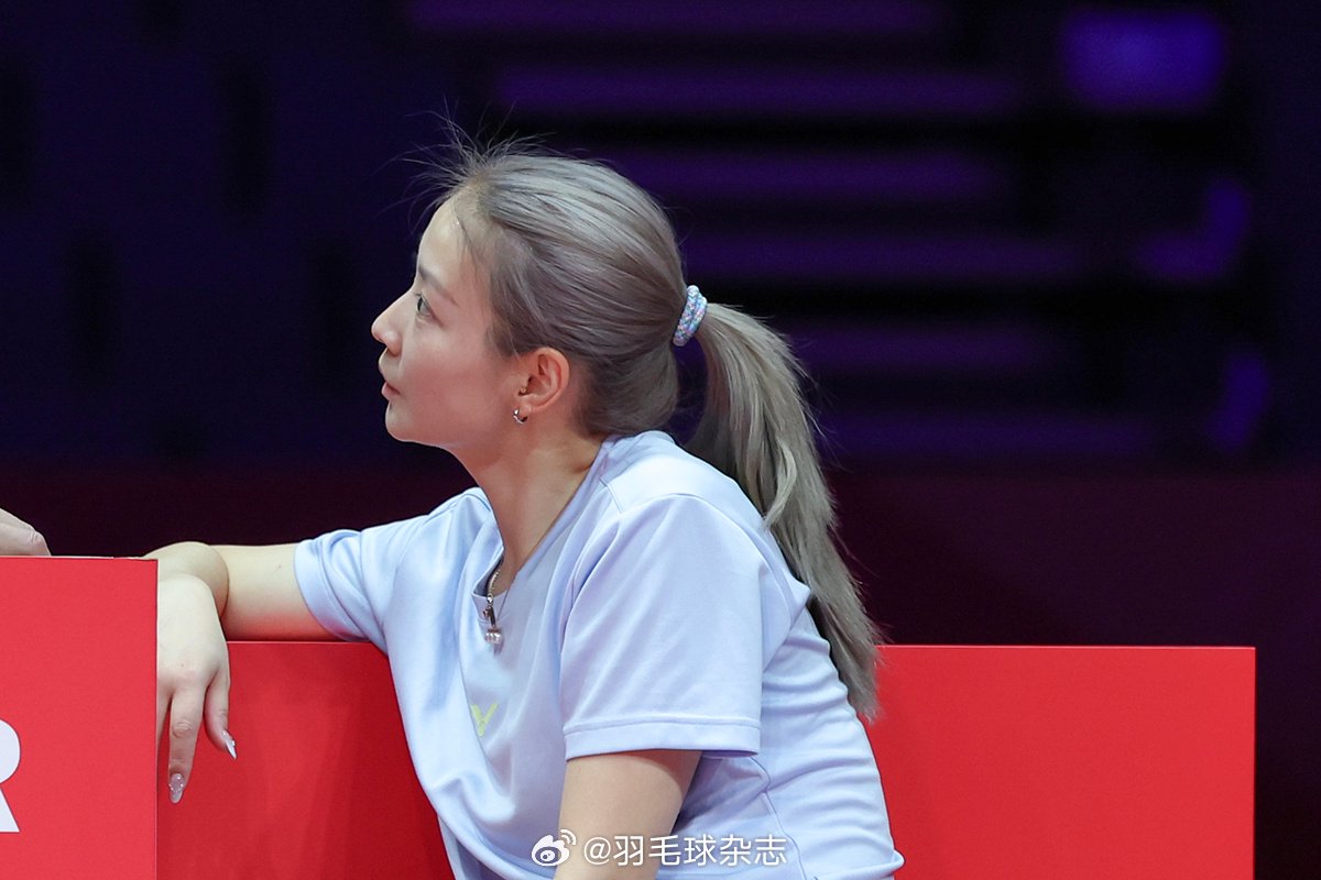 黄雅琼染发亮相训练场，运动员通道识别失败改走转播商入口