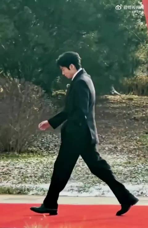 魏大勋《周五晚高疯》控场获赞，温柔管理粉丝秩序