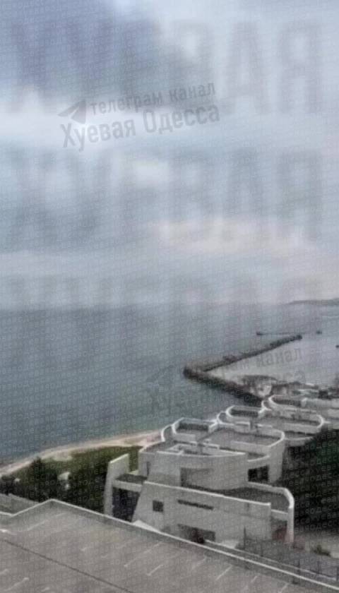 一架泡沫小摩托撞上了敖德萨的一栋多层建筑外墙，碎了