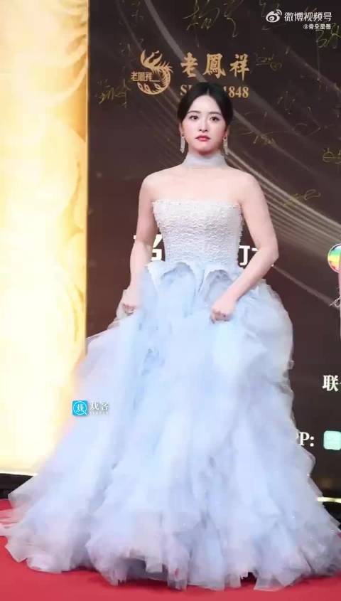 沈月活动图与精修差距引热议,团队被指忽视艺人身材管理