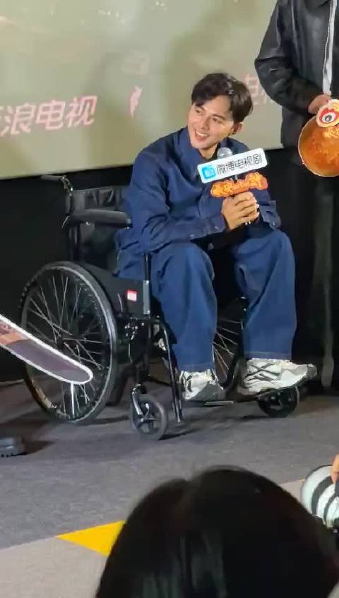 叶祖新坐轮椅复刻镇北侯出场