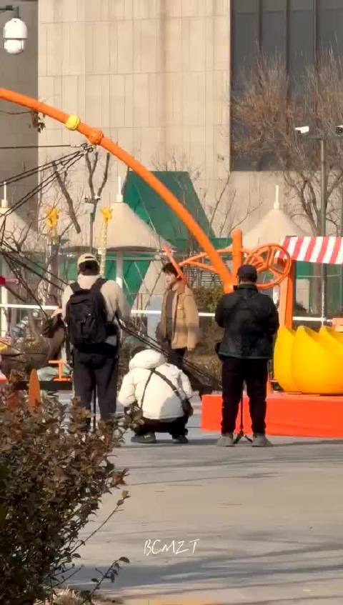 魏大勋杨迪爬树嬉戏玩蹦床