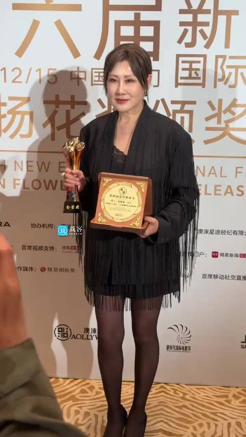 张凯丽 老师获奖后来到了群访现场还为大家提前送上了2026年的新年祝福