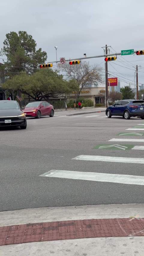 得州再现特斯拉无人驾驶出租车，牌照与前次不同