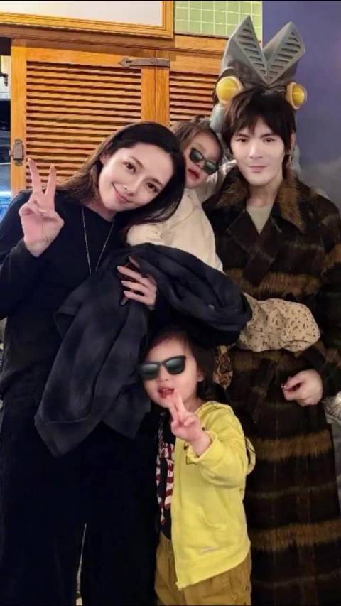 向佐返台陪子女玩耍与岳父散步拍全家福