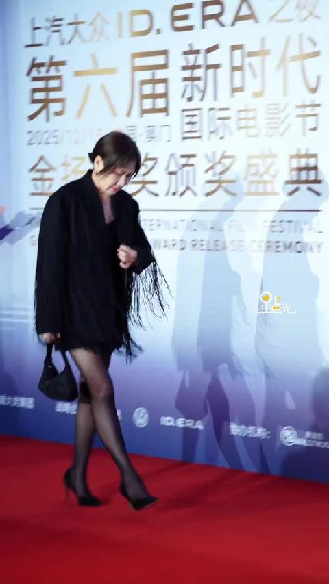 好美！63岁张凯丽 亮相