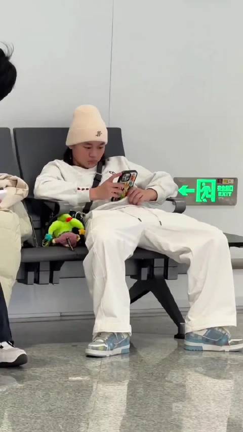 全红婵新疆滑雪后暴瘦，脸蛋清秀身材变薄