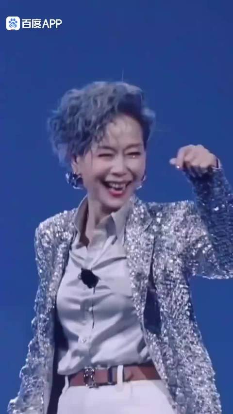 叶童获人民日报盛赞，63岁代言假日酒店