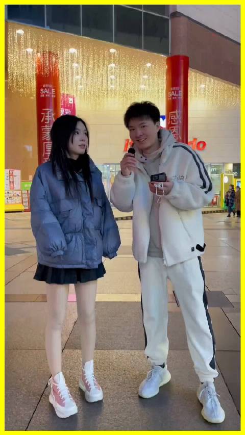 街头采访现神回复，小朋友捂嘴路人绿裤引欢笑