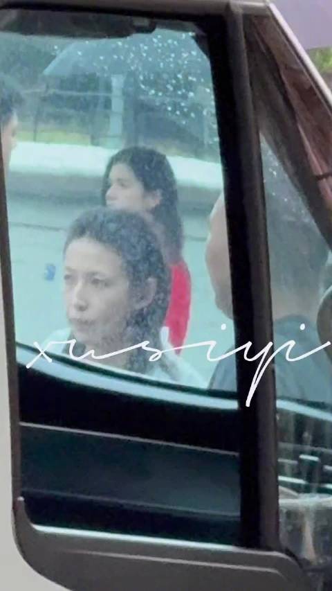 张婧仪穿红色好有感觉，红衣衬美人，明艳又动人