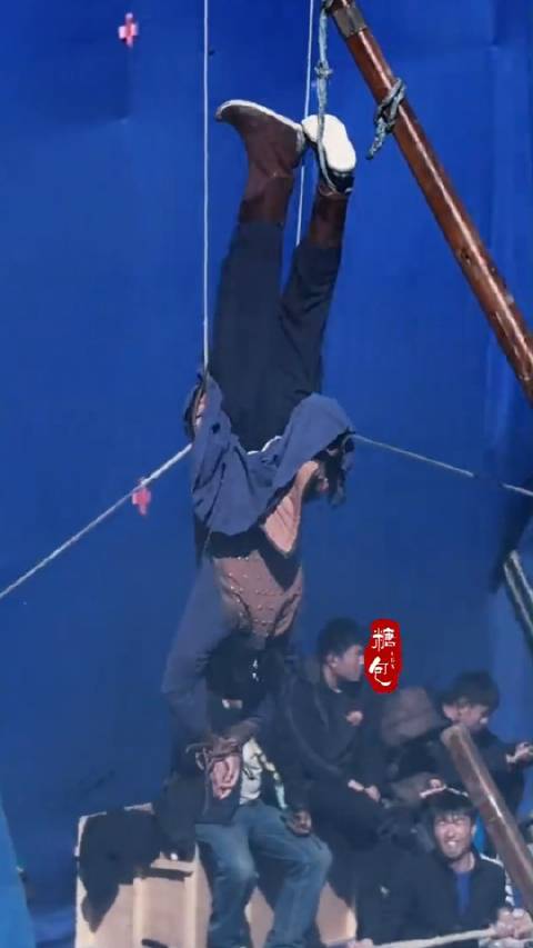 林更新《两京十五日》路透来了，倒吊威亚，动作难度好高！