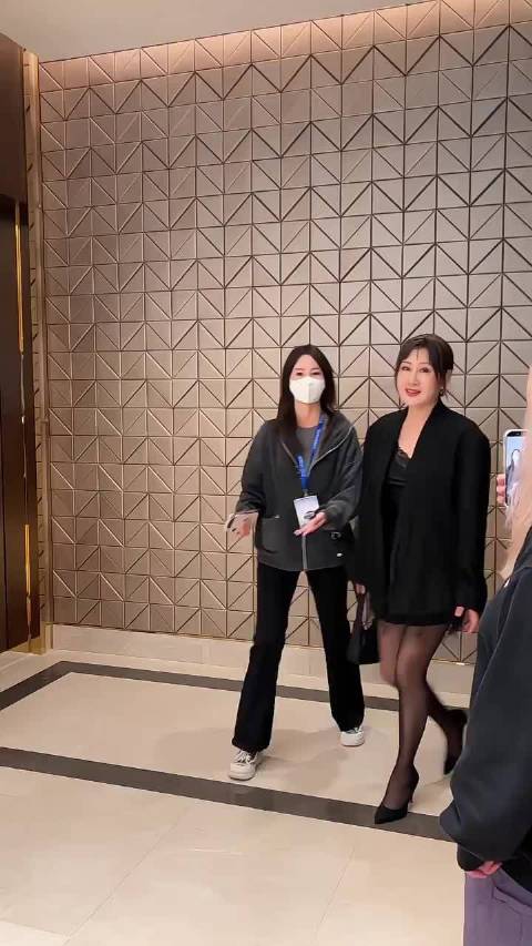 63岁这个状态太厉害了 比很多同龄人会保养啊