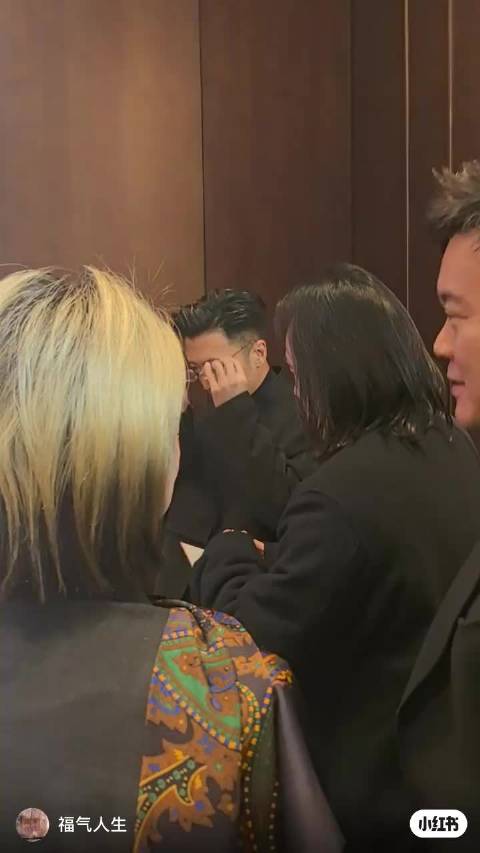 一则入场路透视频一则 戴眼镜那一下不要太帅了